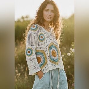 POL taupe beige green crochet flutter sleeve patchwork 
Sweater blouse top